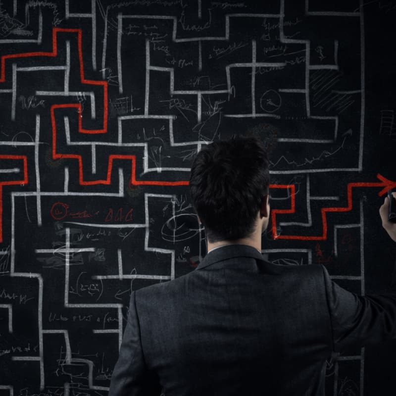 Empresário tentando encontrar saída de um labirinto